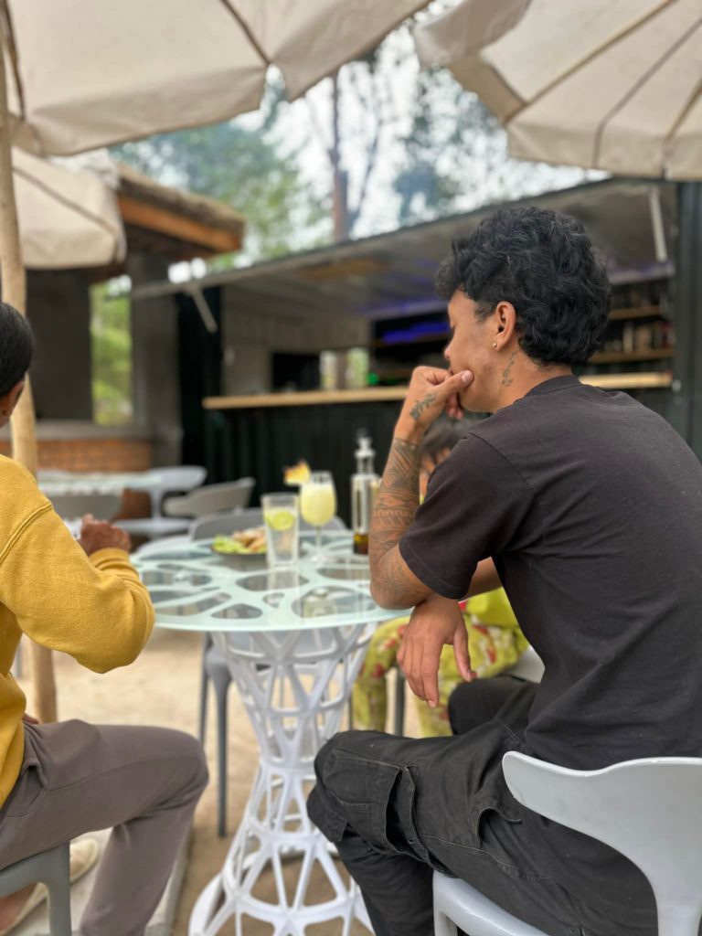 Client sur une terrasse en train de boire un verre